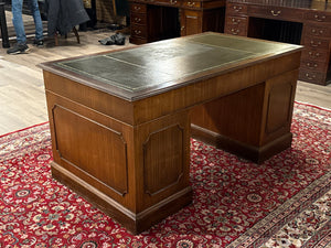 Vintage bureau, klassiek Engels bureau, notenhout, groen leer, 619