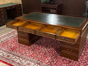 Vintage bureau, klassiek Engels bureau, mahoniehout, groen leer, 633