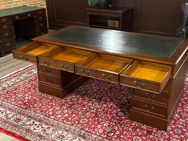 Vintage bureau, klassiek Engels bureau, mahoniehout, groen leer, 633