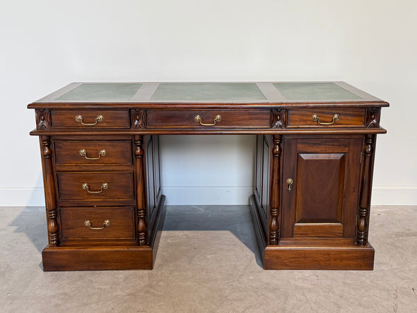 Vintage bureau, klassiek Engels bureau, mahoniehout, groen leer, 716