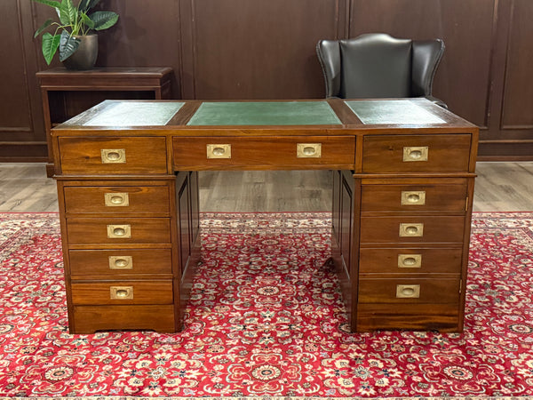 Vintage bureau, klassiek Engels bureau, mahoniehout, groen leer, 676
