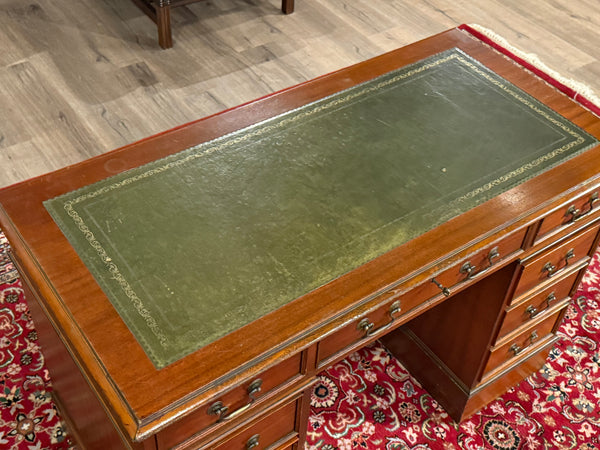Vintage bureau, klassiek Engels bureau, mahoniehout, groen leer, 624