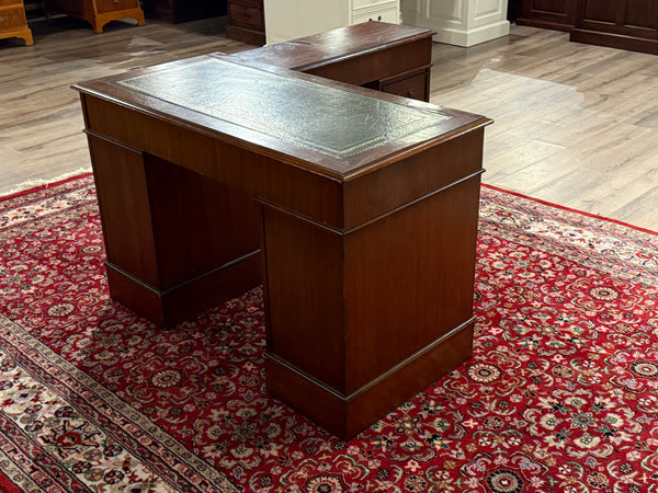 Vintage bureau, hoekbureau, klassiek Engels bureau, mahoniehout, groen leer, 624