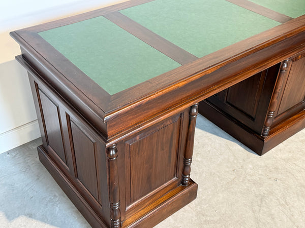 Vintage bureau, klassiek Engels bureau, mahoniehout, groen leer, 716