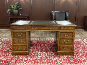 Vintage bureau, klassiek Engels bureau, eikenhout, groen leer, 600