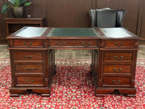 Vintage bureau, klassiek Engels bureau, mahoniehout , groen leer, 614