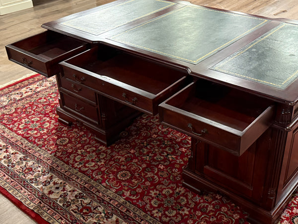 Vintage bureau, partnerdesk, klassiek Engels bureau, mahoniehout, groen leer, 615