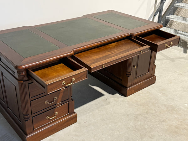 Vintage bureau, partnerdesk, klassiek Engels bureau, mahoniehout, groen leer, 692