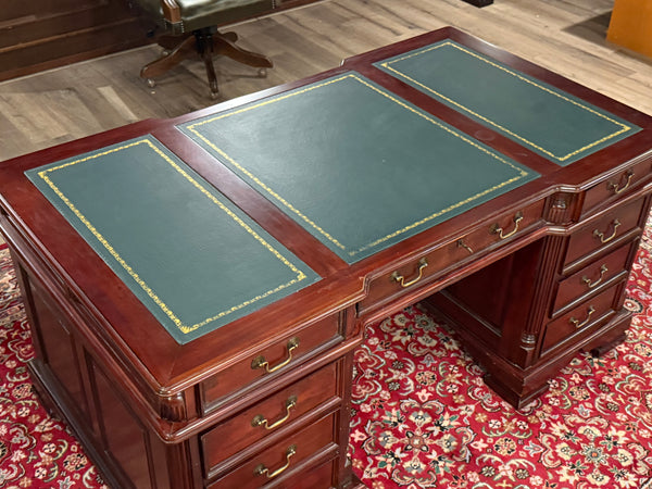 Bureau vintage, bureau anglais classique, acajou, cuir vert, 691