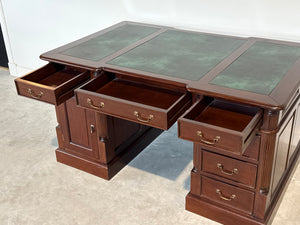 Vintage bureau, partnerdesk, klassiek Engels bureau, mahoniehout, groen leer, 696