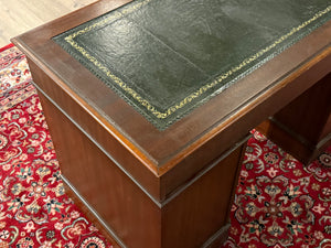Vintage bureau, klassiek Engels bureau, mahoniehout, groen leer, 583