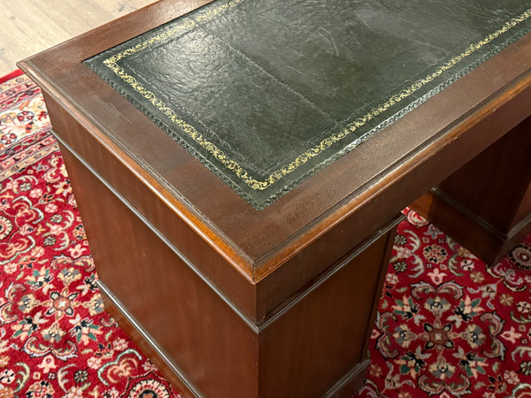 Vintage bureau, klassiek Engels bureau, mahoniehout, groen leer, 583