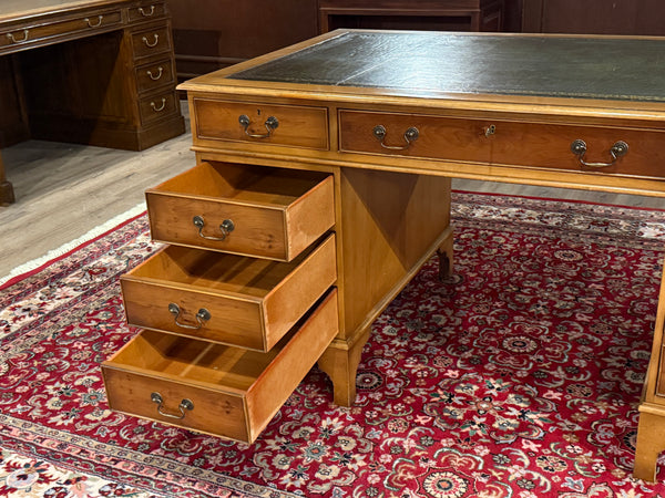 Vintage bureau, klassiek Engels bureau, mahoniehout, groen leer, 570