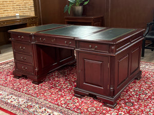 Vintage bureau, klassiek Engels bureau, partnerdesk , mahoniehout , groen leer, 566