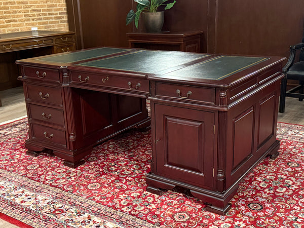 Vintage bureau, klassiek Engels bureau, partnerdesk , mahoniehout , groen leer, 566