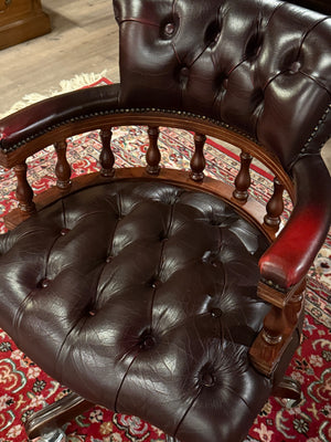 Vintage stoel, Chesterfield, mahoniehout, rood leer, 120