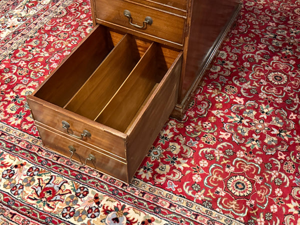 Antiek bureau, klassiek Engels bureau, eikenhout, groen leer, 677
