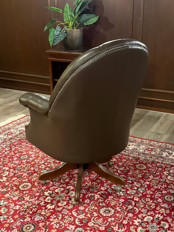 Vintage stoel, Chesterfield, eikenhout, bruin leer, 118