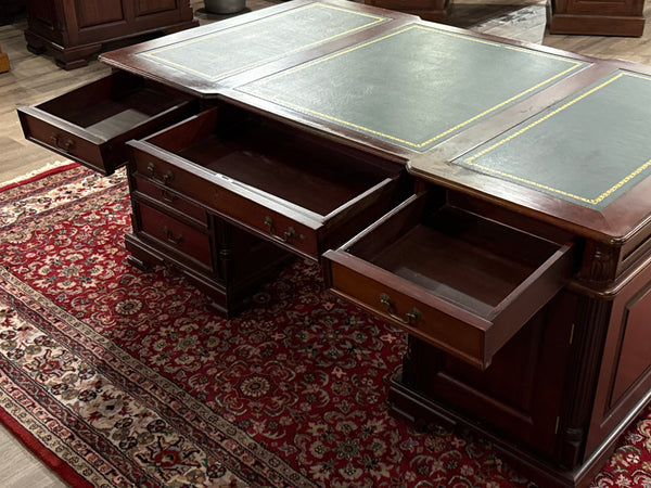 Vintage bureau, partnerdesk, klassiek Engels bureau, mahoniehout, groen leer, 634