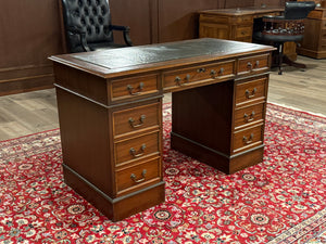 Vintage bureau, klassiek Engels bureau, mahoniehout, groen leer, 583