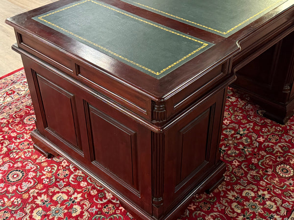 Vintage bureau, klassiek Engels bureau, mahoniehout, groen leer, 659
