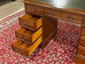 Vintage bureau, klassiek Engels bureau, mahoniehout, groen leer, 624