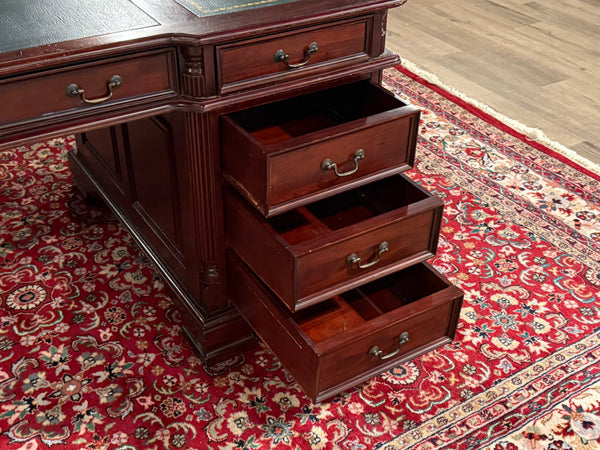 Vintage bureau, klassiek Engels bureau, mahoniehout, groen leer, 659