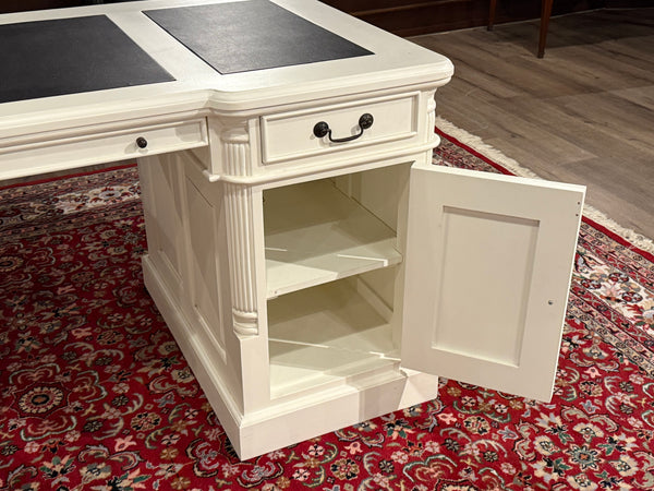 Vintage bureau, klassiek Engels bureau, wit, mahoniehout , zwart leer, 579