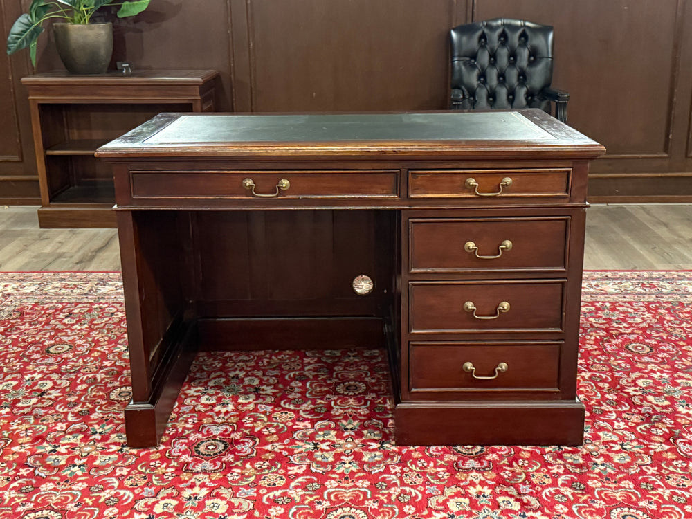 Vintage bureau, klassiek Engels bureau, mahoniehout, groen leer, 590