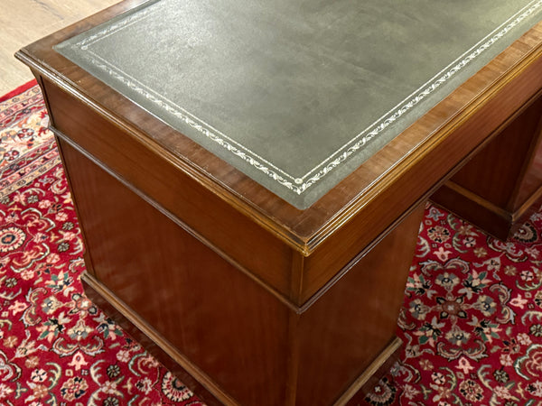 Vintage bureau, klassiek Engels bureau, notenhout, groen leer, 665