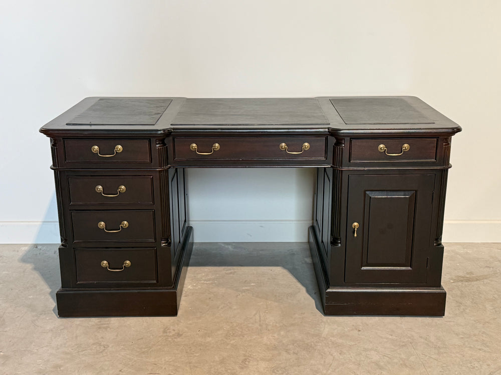 Vintage bureau, klassiek Engels bureau, mahoniehout, groen leer, 701