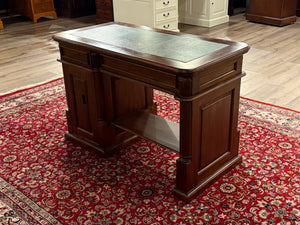 Vintage bureau, klassiek Engels bureau, mahoniehout, groen leer, 620