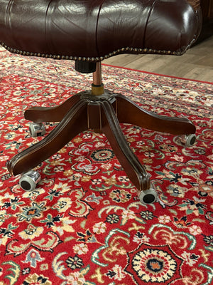 Vintage stoel, Chesterfield, mahoniehout, rood leer, 120