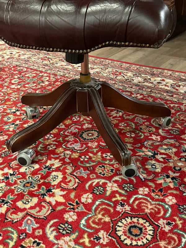 Vintage stoel, Chesterfield, mahoniehout, rood leer, 120