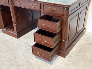 Vintage bureau, partnerdesk, klassiek Engels bureau, mahoniehout, groen leer, 696