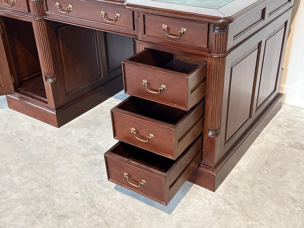 Vintage bureau, partnerdesk, klassiek Engels bureau, mahoniehout, groen leer, 696