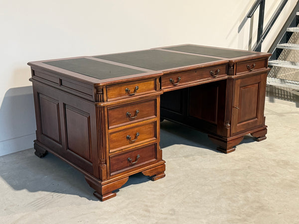 Vintage bureau, partnerdesk, klassiek Engels bureau, mahoniehout, zwart leer, 689