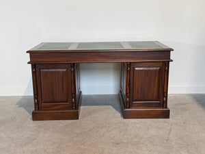 Vintage bureau, klassiek Engels bureau, mahoniehout, groen leer, 716