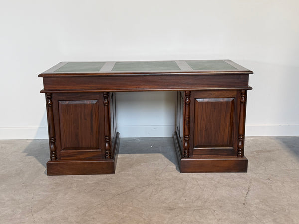 Vintage bureau, klassiek Engels bureau, mahoniehout, groen leer, 716