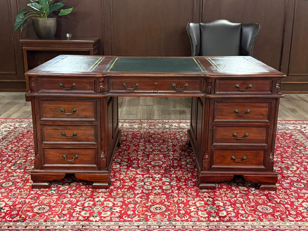 Vintage bureau, klassiek Engels bureau, Mahoniehout, groen leer, 611