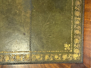 Vintage bureau, partnerdesk, klassiek Engels bureau, notenhout, groen leer, 657