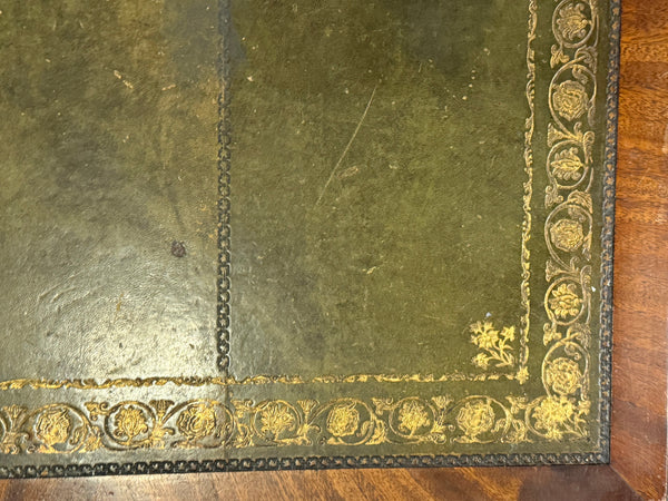 Vintage bureau, partnerdesk, klassiek Engels bureau, notenhout, groen leer, 657