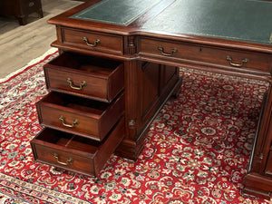 Vintage bureau, klassiek Engels bureau, mahoniehout, groen leer, 627