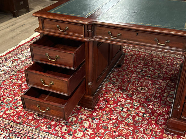 Vintage bureau, klassiek Engels bureau, mahoniehout, groen leer, 627