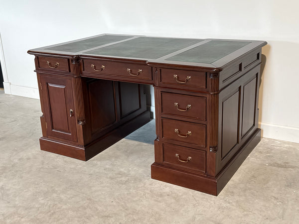Vintage bureau, partnerdesk, klassiek Engels bureau, mahoniehout, groen leer, 696