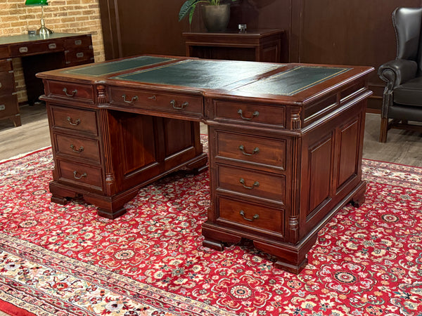 Vintage bureau, klassiek Engels bureau, Mahoniehout, groen leer, 611