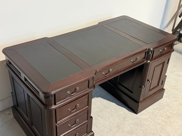 Vintage bureau, klassiek Engels bureau , mahoniehout, zwart leer, 708
