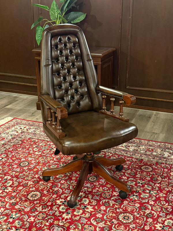 Vintage stoel, Chesterfield, mahoniehout, bruin leer, 111