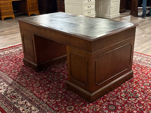 Vintage bureau, klassiek Engels bureau, notenhout, groen leer, 619