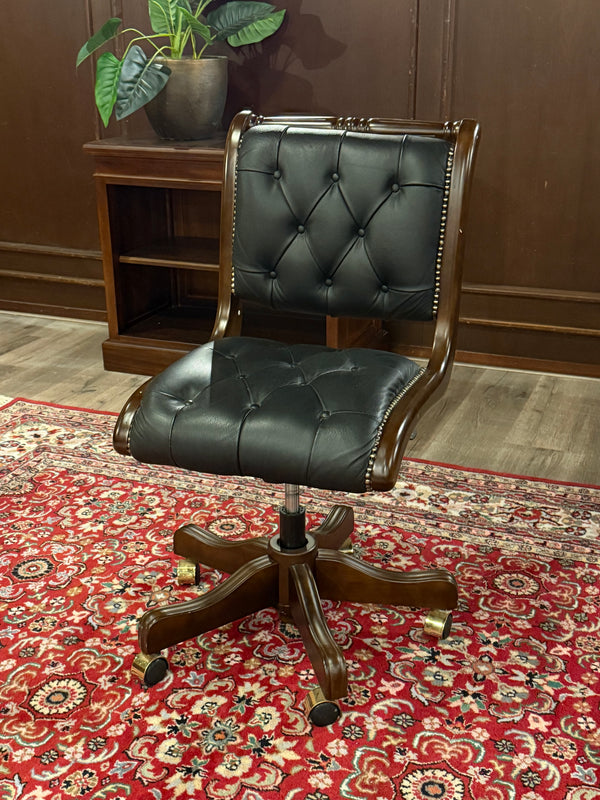 Vintage stoel, Chesterfield, mahoniehout, zwart leer, 113